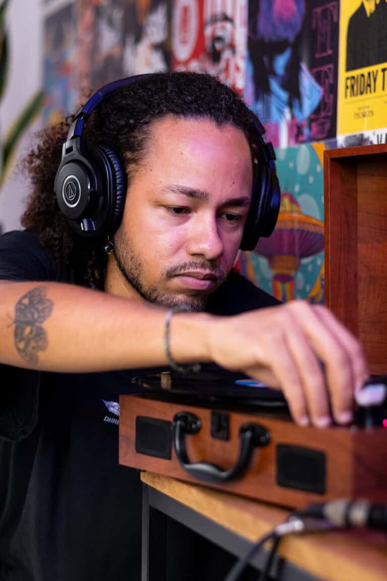 Álbum de DJ com foco em eventos musicais.