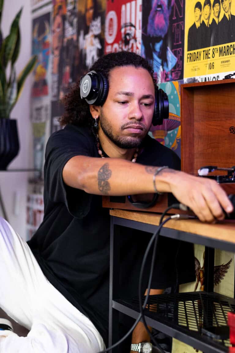 Fotógrafo Guilherme Marques em ação com equipamento de DJ.