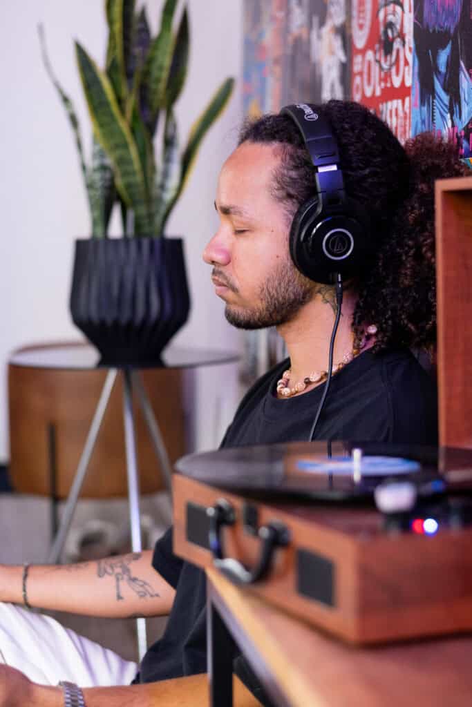 Imagem de um fotógrafo profissional usando fones de ouvido, concentrado na sua atividade de fotograf.