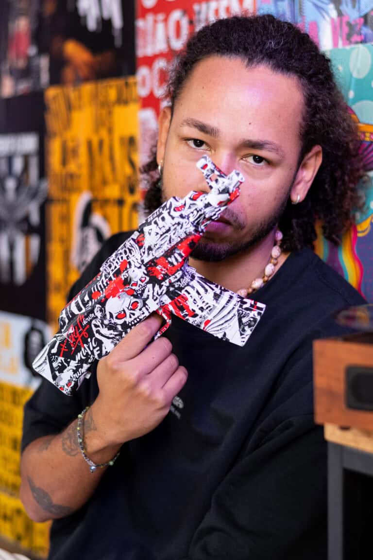 Fotógrafo Guilherme Marques com câmera de graffiti.