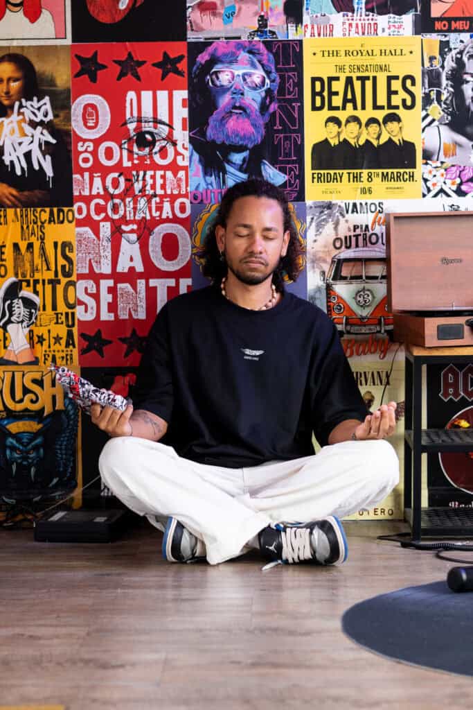 Fotógrafo Guilherme Marques em sessão de fotos criativa.