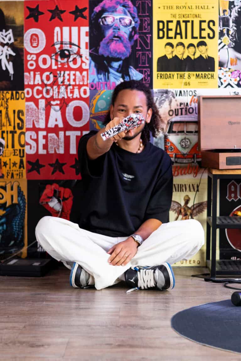 Fotógrafo profissional em ambiente criativo e musical.