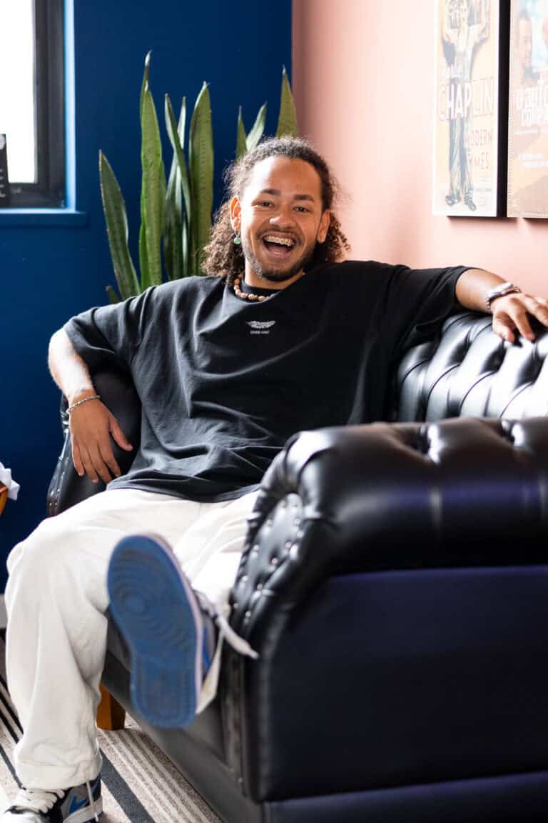 Fotógrafo Guilherme Marques sorrindo em ambiente de estúdio.