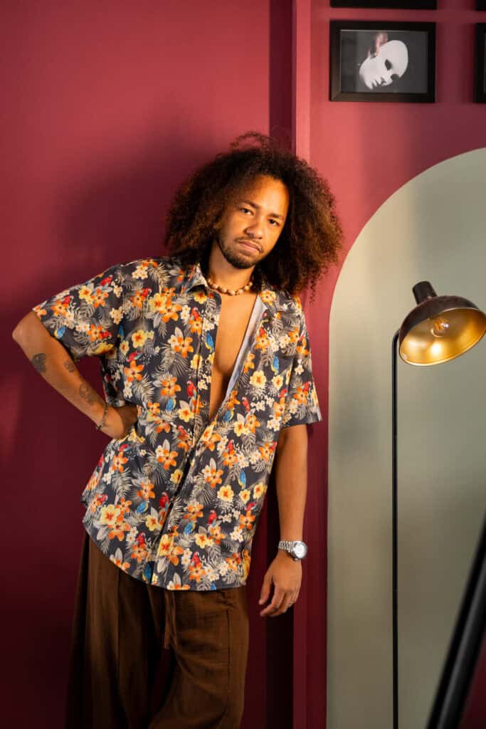 Fotógrafo Guilherme Marques com estilo casual em estúdio de fotografia.