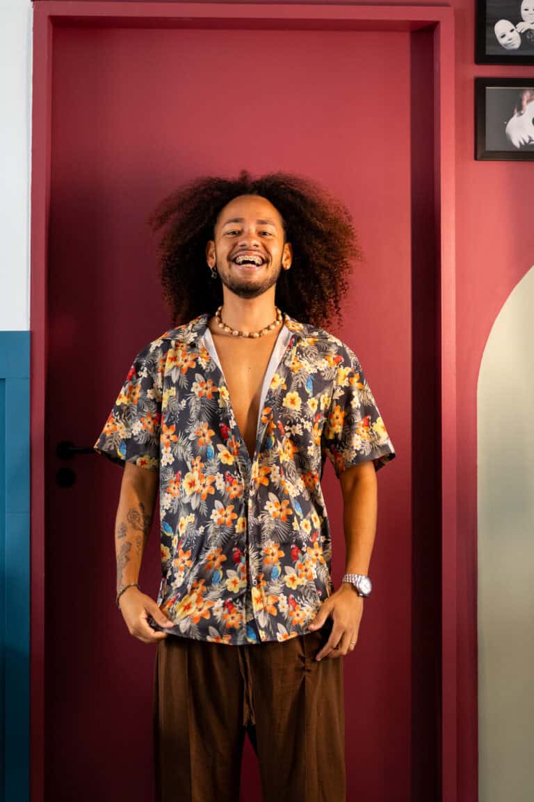 Fotógrafo Guilherme Marques captura retrato vibrante de homem sorridente com estilo casual.