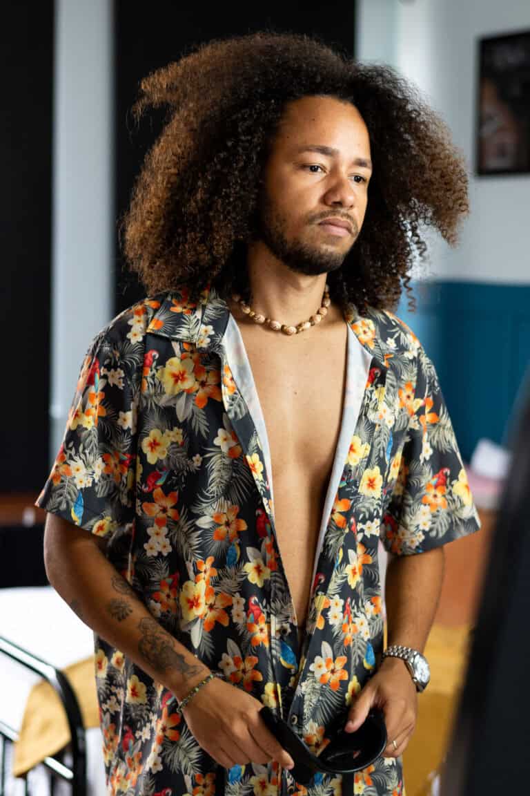 Fotógrafo Guilherme Marques captura retrato de homem com cabelo afro e camisa floral.