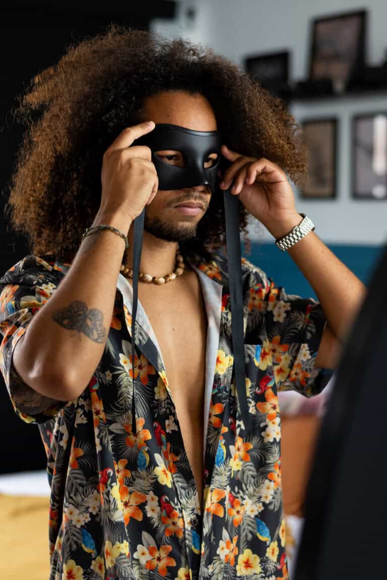 Máscara artística para ensaio fotográfico com mulher de cabelo afro.