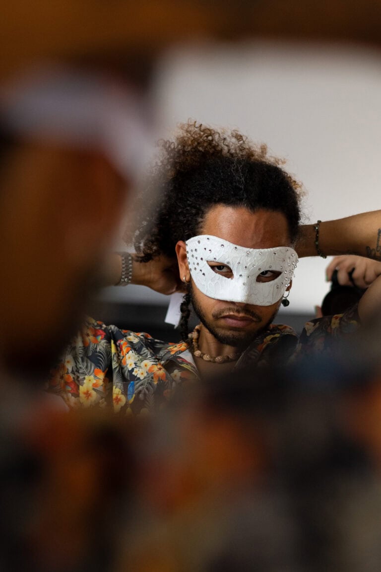 Máscara artística e expressão facial forte em retrato criativo.