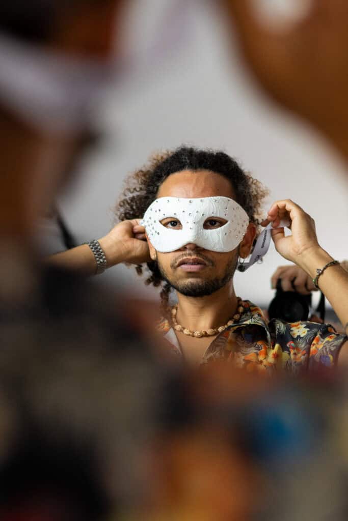 Máscara artística para ensaio fotográfico criativo de Guilherme Marques.