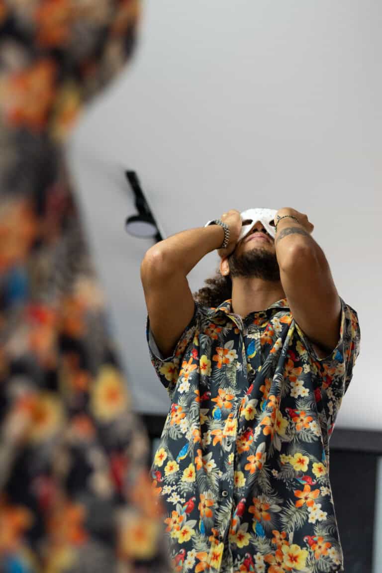 Fotógrafo Guilherme Marques em ação com câmera profissional.