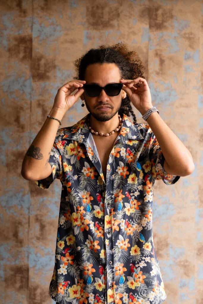 Fotógrafo Guilherme Marques com estilo casual e acessórios modernos.