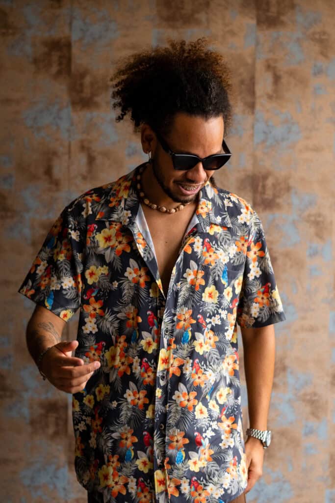 Fotógrafo Guilherme Marques com estilo casual e tropical.