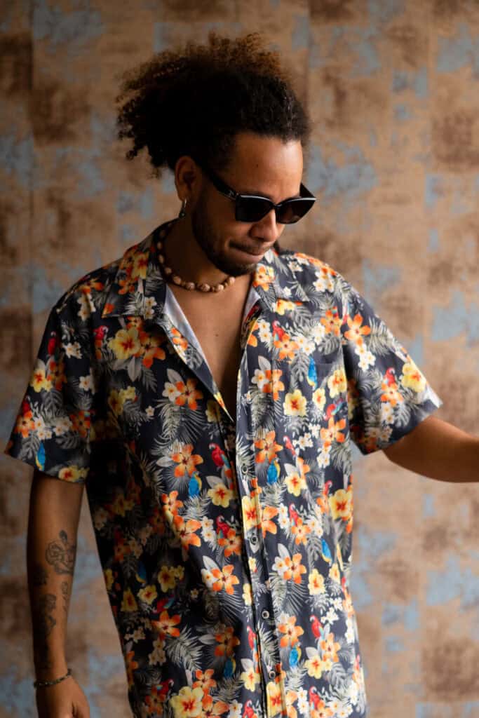 Fotógrafo Guilherme Marques, profissional de fotografia, usando camisa floral e acessórios, capturan.
