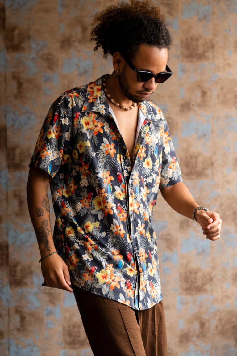 Homem com óculos escuros usando camisa floral, fotografia de retrato de moda.
