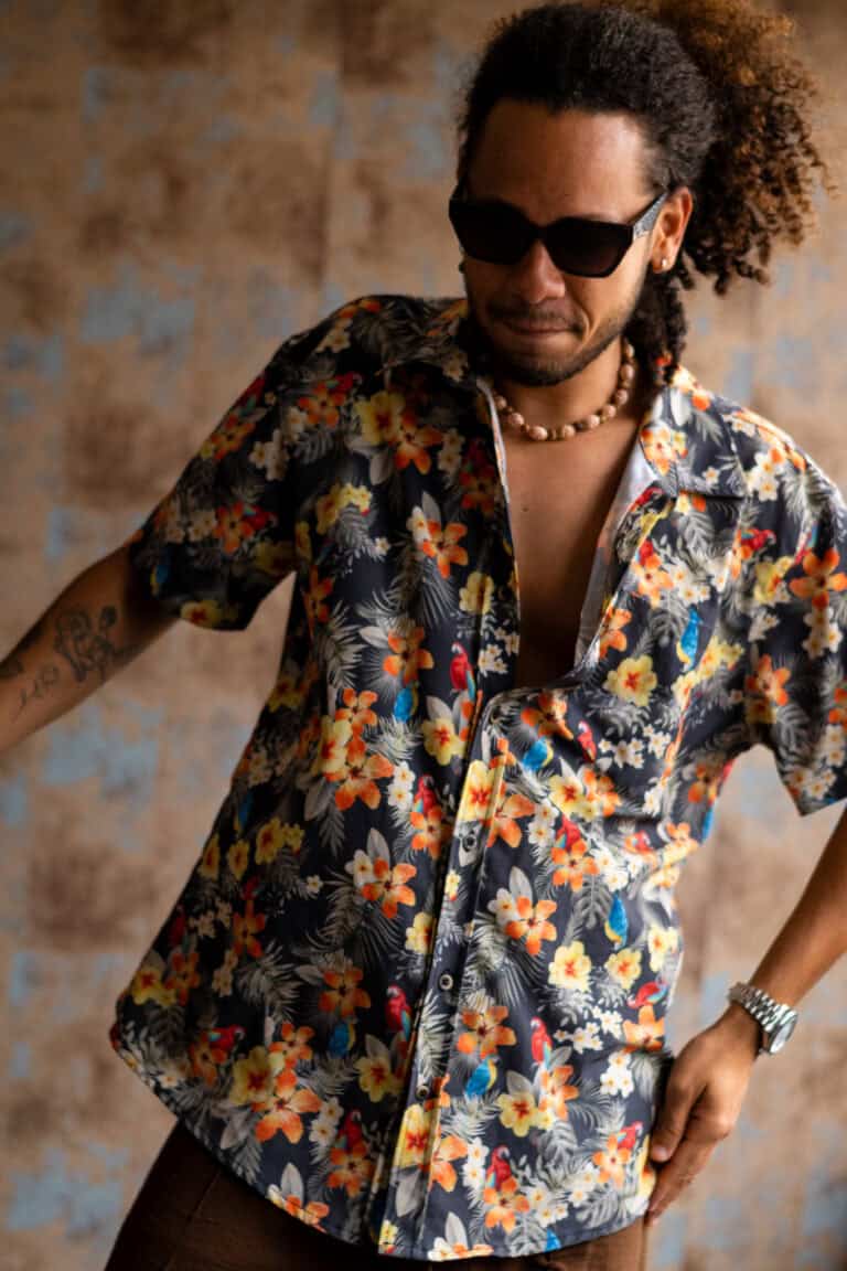 Fotógrafo Guilherme Marques com estilo tropical e casual.