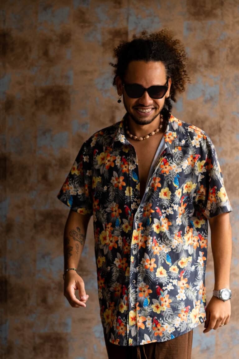 Fotógrafo Guilherme Marques com estilo casual e alegre.