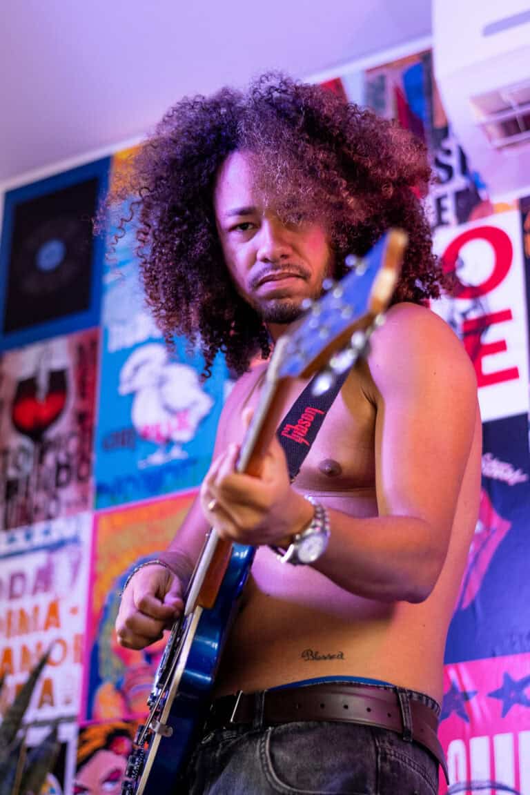 Fotógrafo profissional com foco em retratos e eventos musicais.