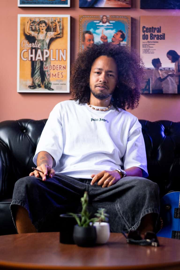 Fotógrafo Guilherme Marques, especialista em ensaios e retratos profissionais, posando em ambiente a.