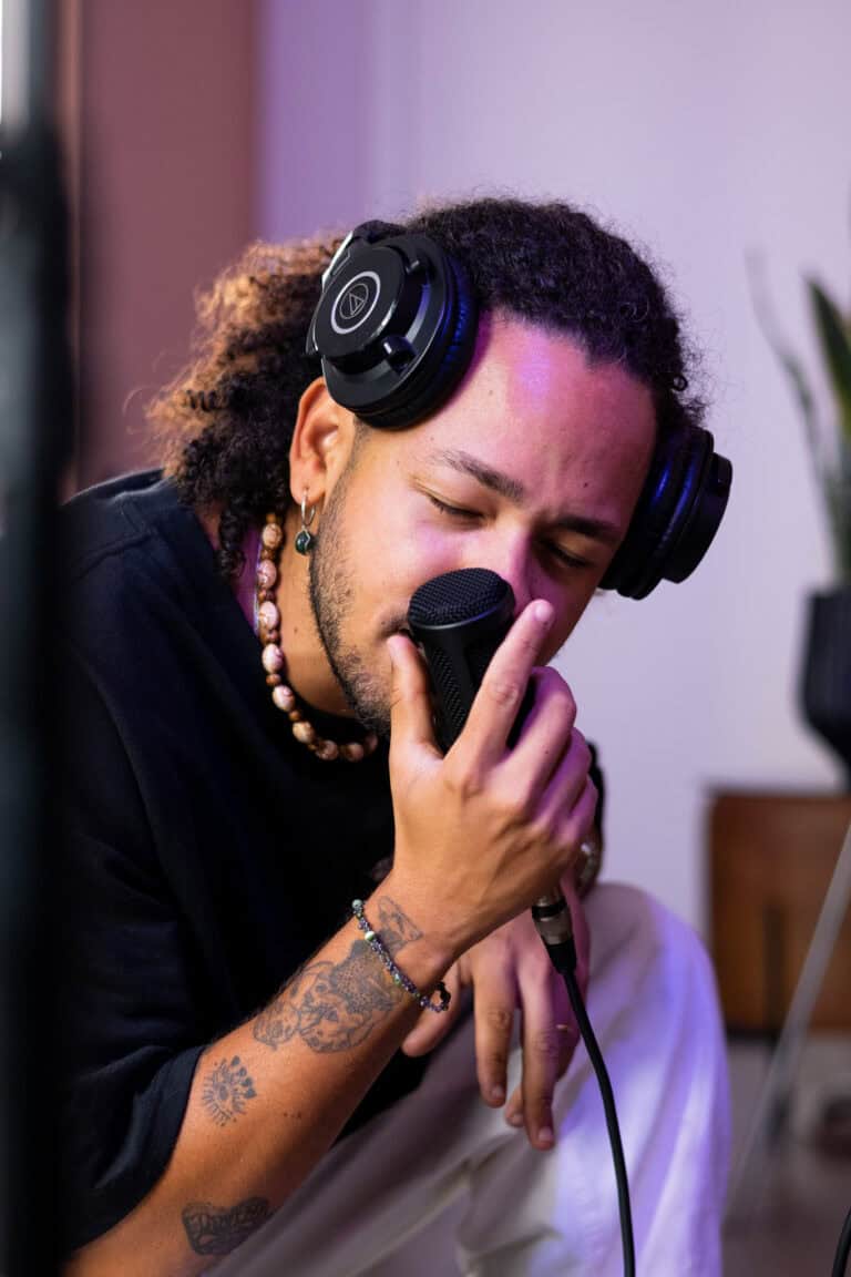 Fotógrafo Guilherme Marques em ação durante uma sessão de gravação.
