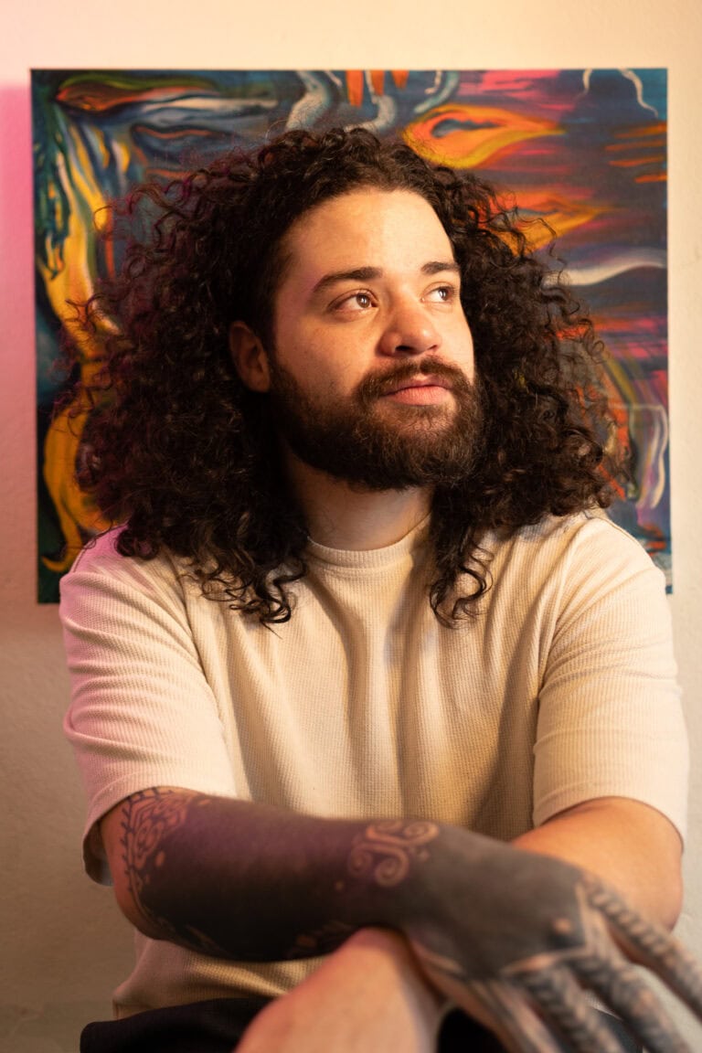 Fotógrafo Guilherme Marques em retrato artístico.