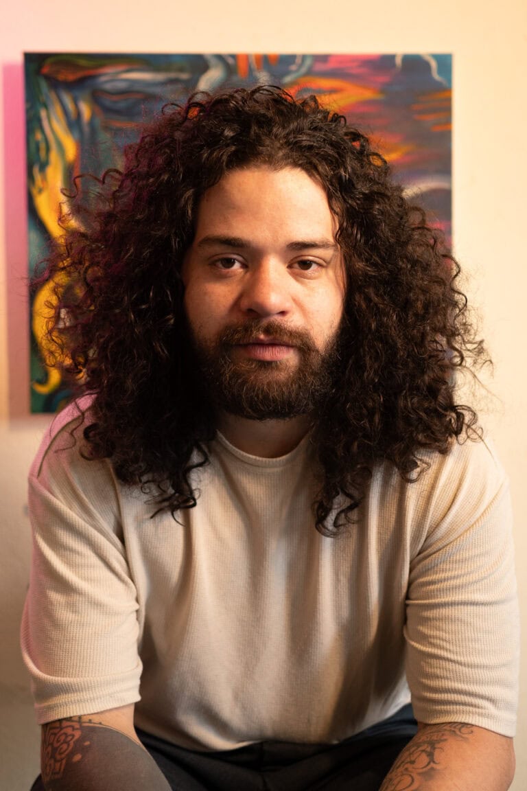 Fotógrafo Guilherme Marques, especialista em ensaios e retratos, com foco em capturar momentos único.