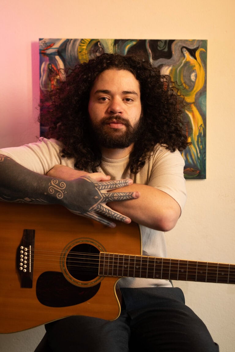 Guilherme Marques, fotógrafo profissional com guitarra, retrato artístico.