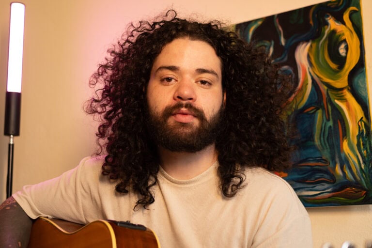 Guilherme Marques, fotógrafo profissional, captura momentos musicais com qualidade.