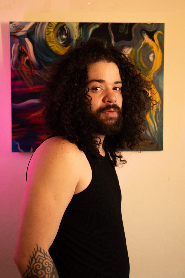 Fotógrafo Guilherme Marques em retrato artístico.