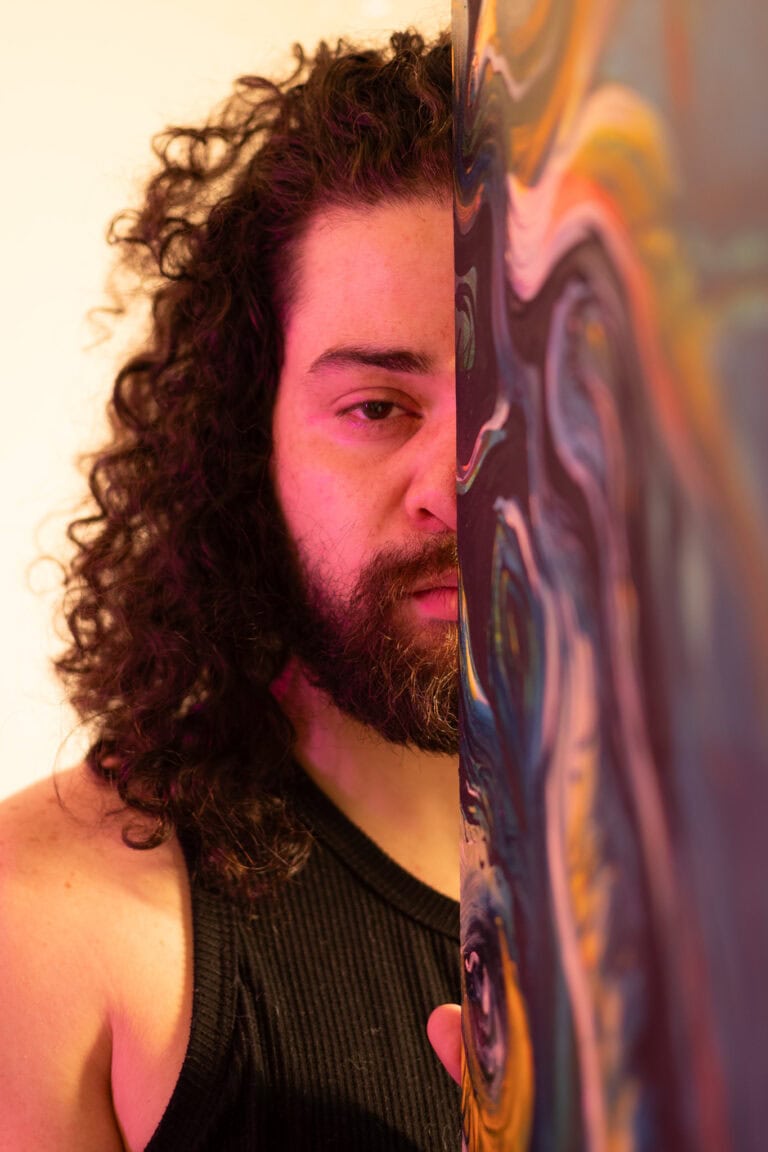 Fotógrafo Guilherme Marques captura retrato artístico com foco na expressão facial.