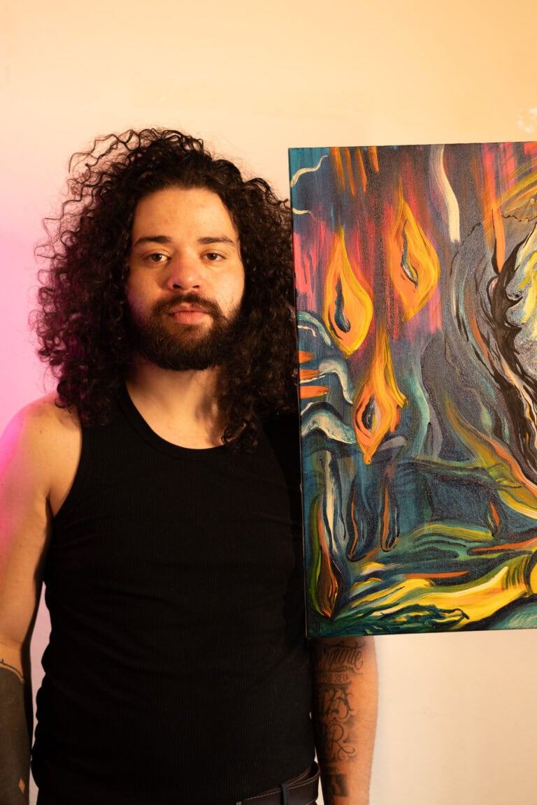 Fotógrafo Guilherme Marques com obra de arte moderna.