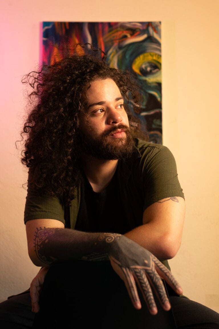 Fotógrafo Guilherme Marques, retrato artístico, fotografia profissional, estilo criativo.