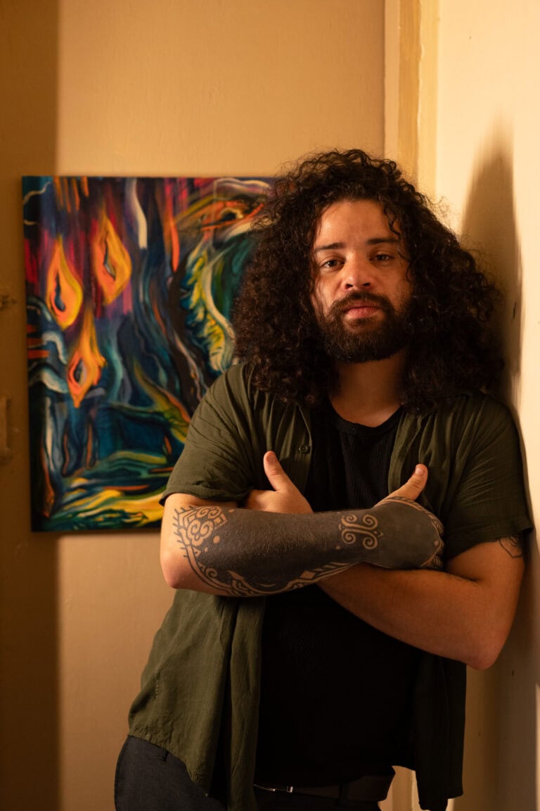 Fotógrafo Guilherme Marques, profissional de fotografia com estilo artístico e criativo, posando em.