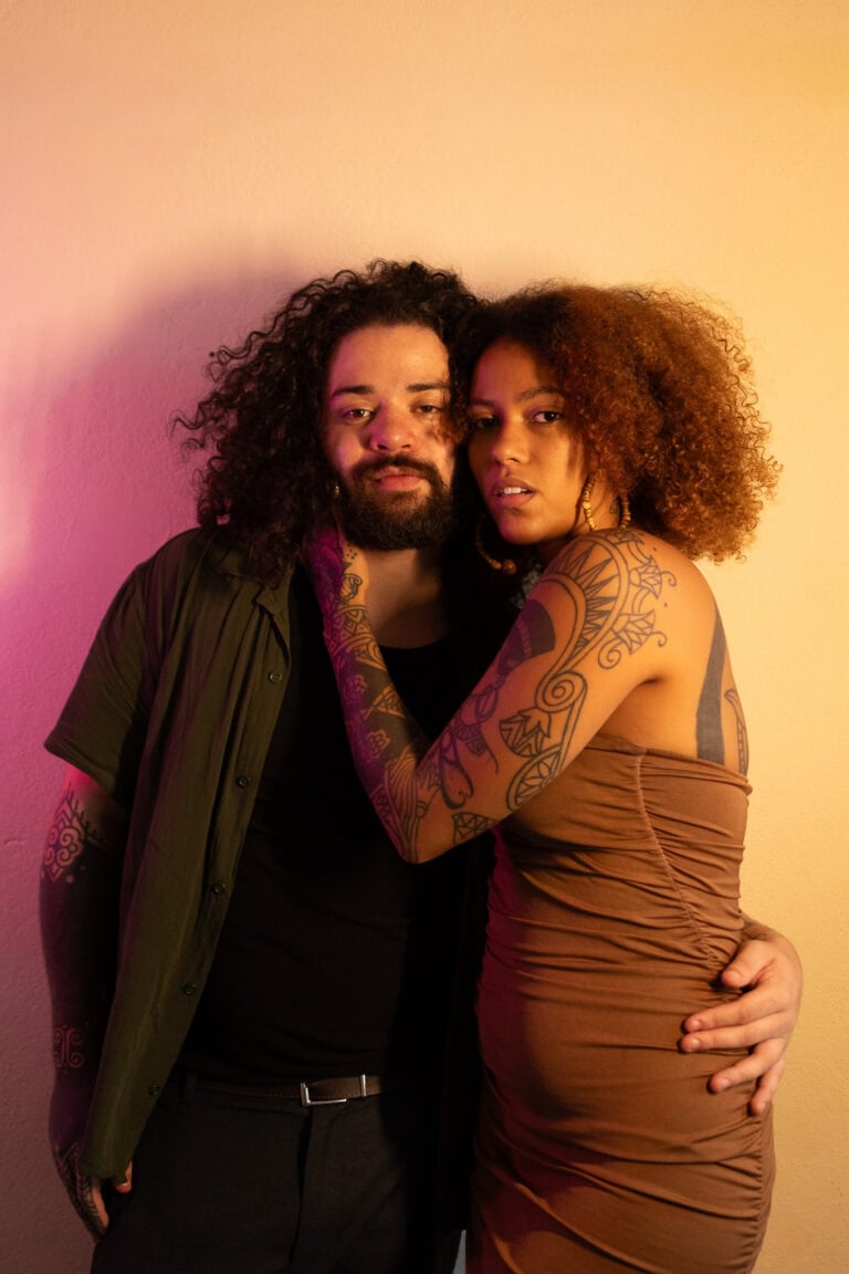 Fotógrafo Guilherme Marques com casal em ensaio de fotos.