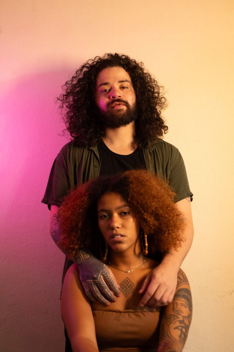 Fotógrafo Guilherme Marques captura retrato artístico de casal com iluminação criativa.