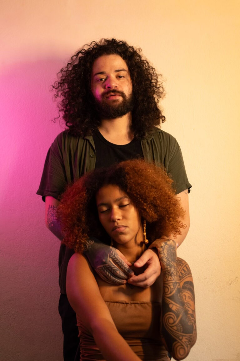 Fotógrafo Guilherme Marques com modelo em ensaio de retrato.