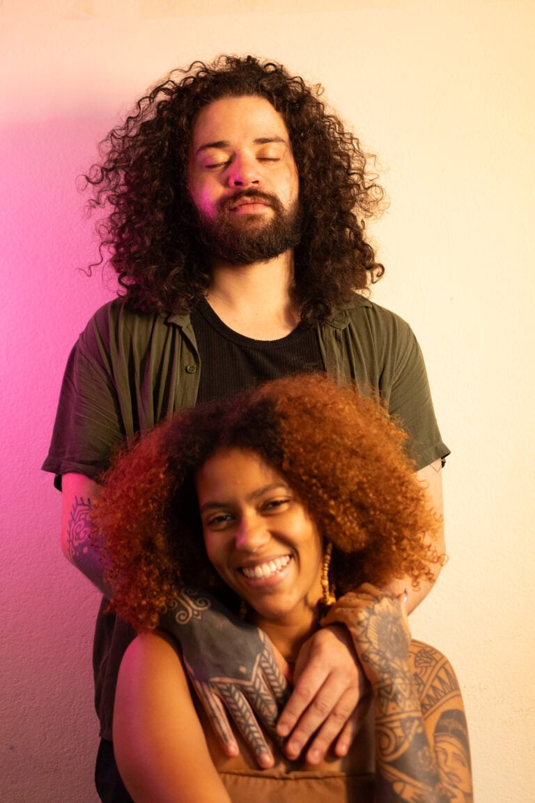 Fotógrafo Guilherme Marques captura retrato de casal com iluminação criativa.