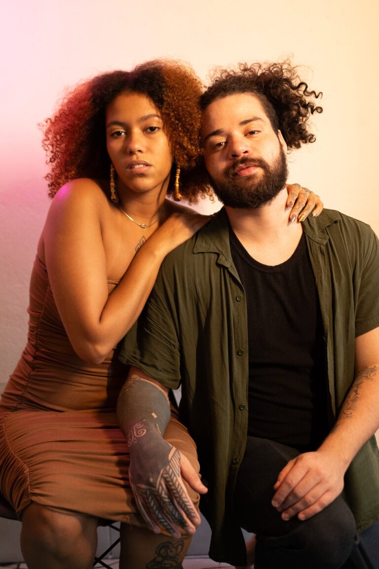 Fotógrafo Guilherme Marques com casal em ensaio fotográfico.