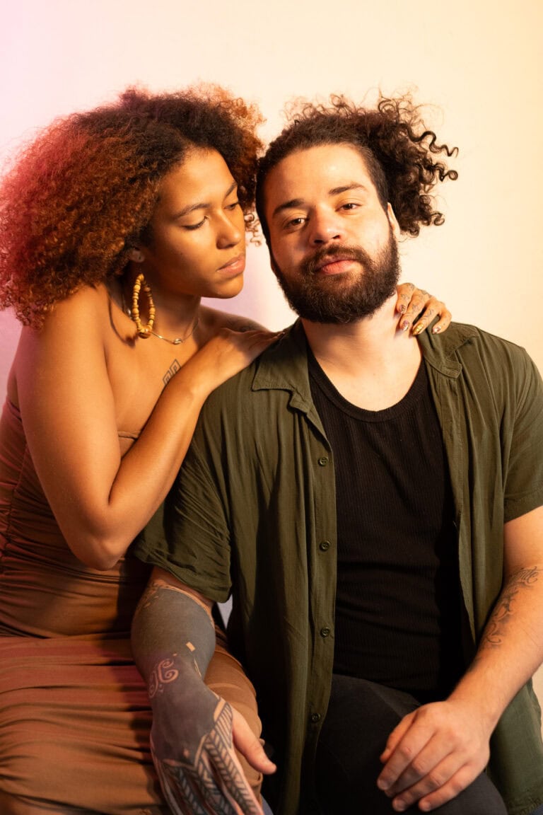 Imagem de casal com fotógrafo Guilherme Marques, destacando ensaio fotográfico de casal com foco em.
