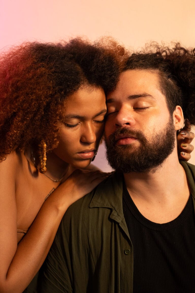 Retrato de casal com expressão contemplativa, focado na fotografia de retrato profissional pelo Fotó.