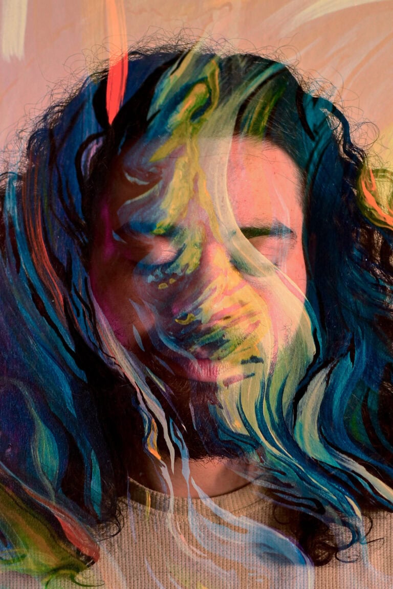 Retrato artístico de mulher com cabelo colorido, fotografia criativa de Guilherme Marques.