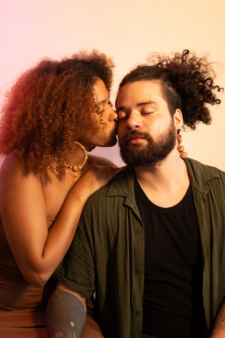 Retrato de casal com expressão de carinho e conexão.