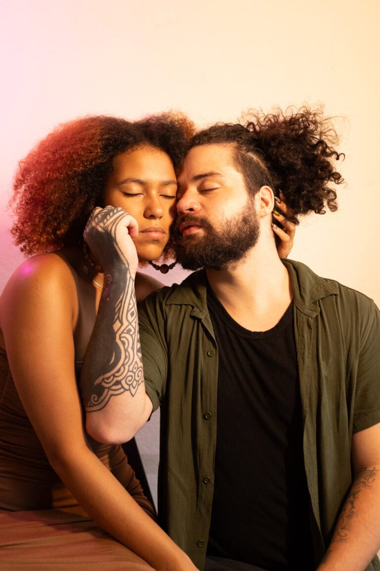 Retrato de casal com expressão emocional intensa, focado na fotografia de retrato por Guilherme Marq.