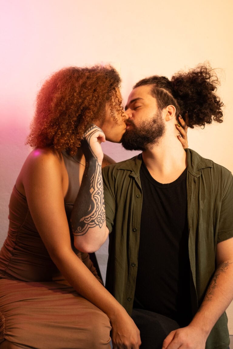 Casal apaixonado em ensaio fotográfico romântico.