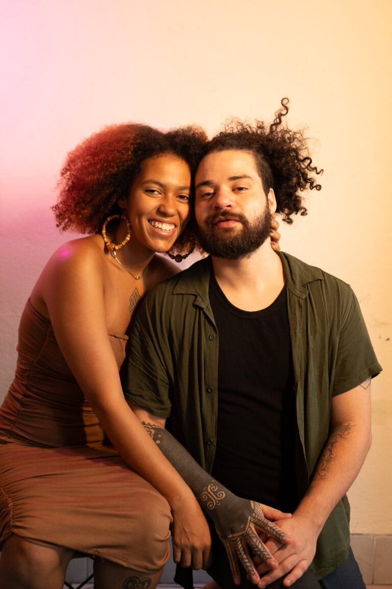 Retrato de casal com estilo artístico, fotografia profissional de Guilherme Marques.