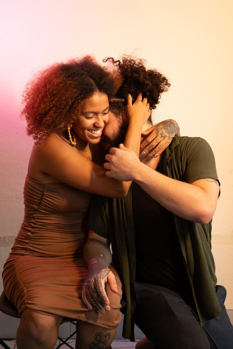 Retrato de casal feliz, capturando momentos de amor e conexão, fotografado pelo fotógrafo Guilherme.