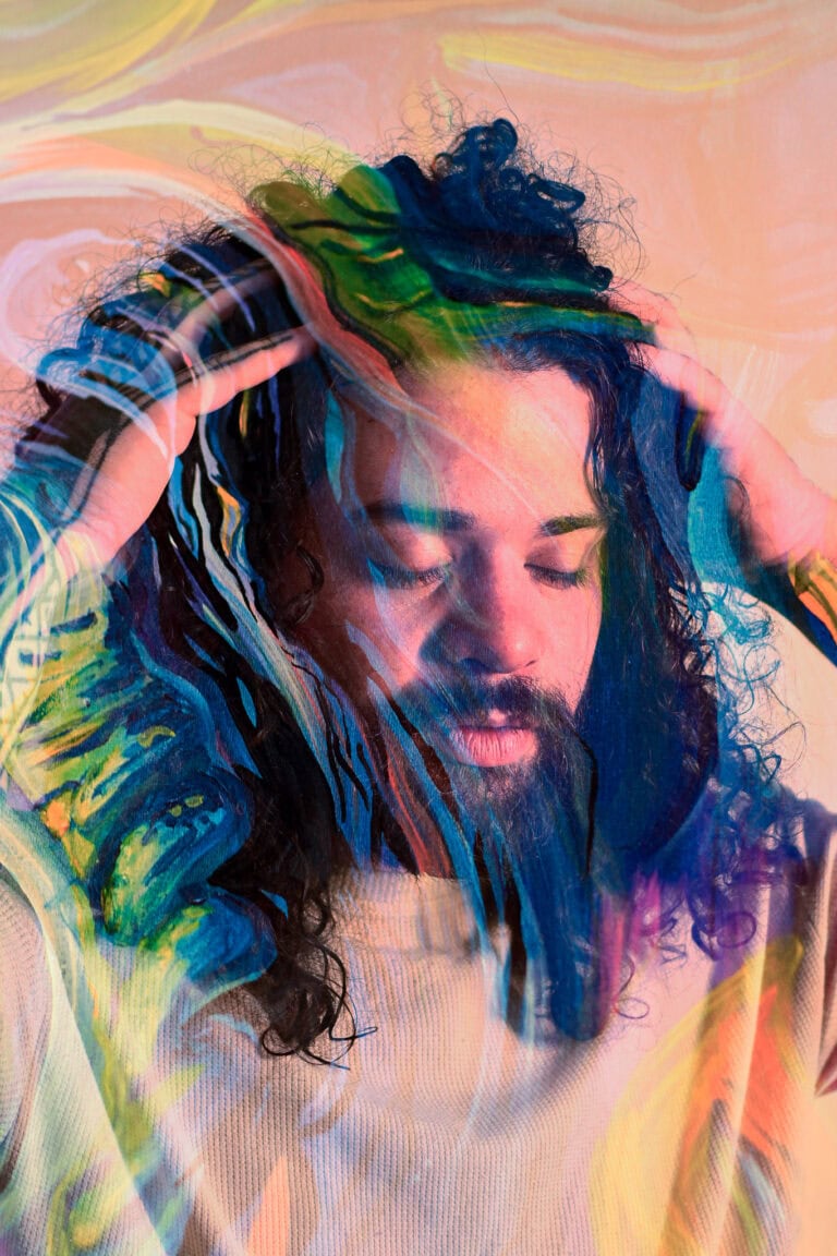 Fotógrafo Guilherme Marques - Retrato artístico com cores vibrantes.