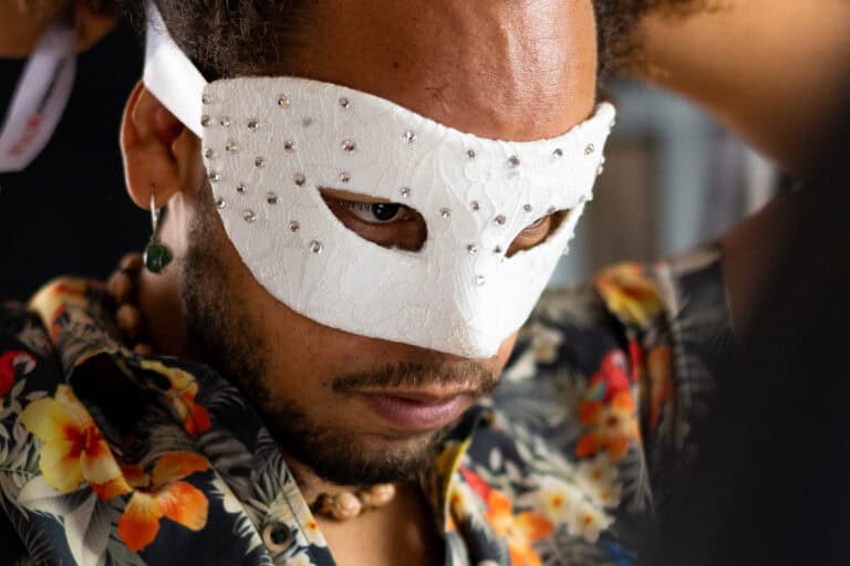 Máscara branca com detalhes brilhantes para ensaio de músico ou artista SP.