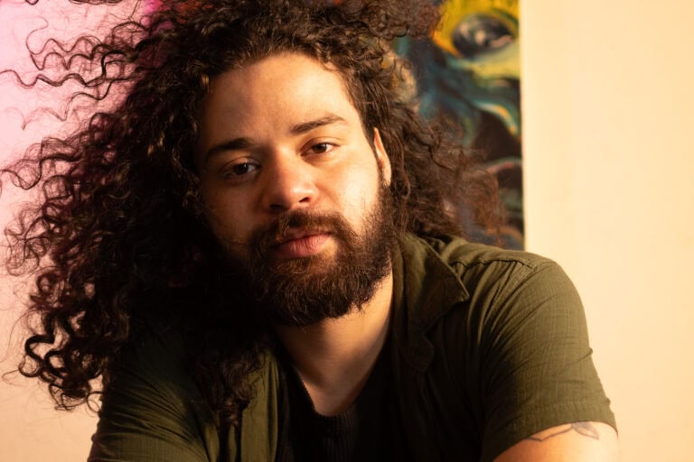 Retrato de músico com iluminação criativa em ensaio fotográfico.