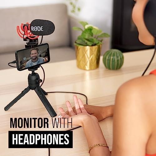 Imagem de uma pessoa gravando com microfone e câmera em ambiente interno.