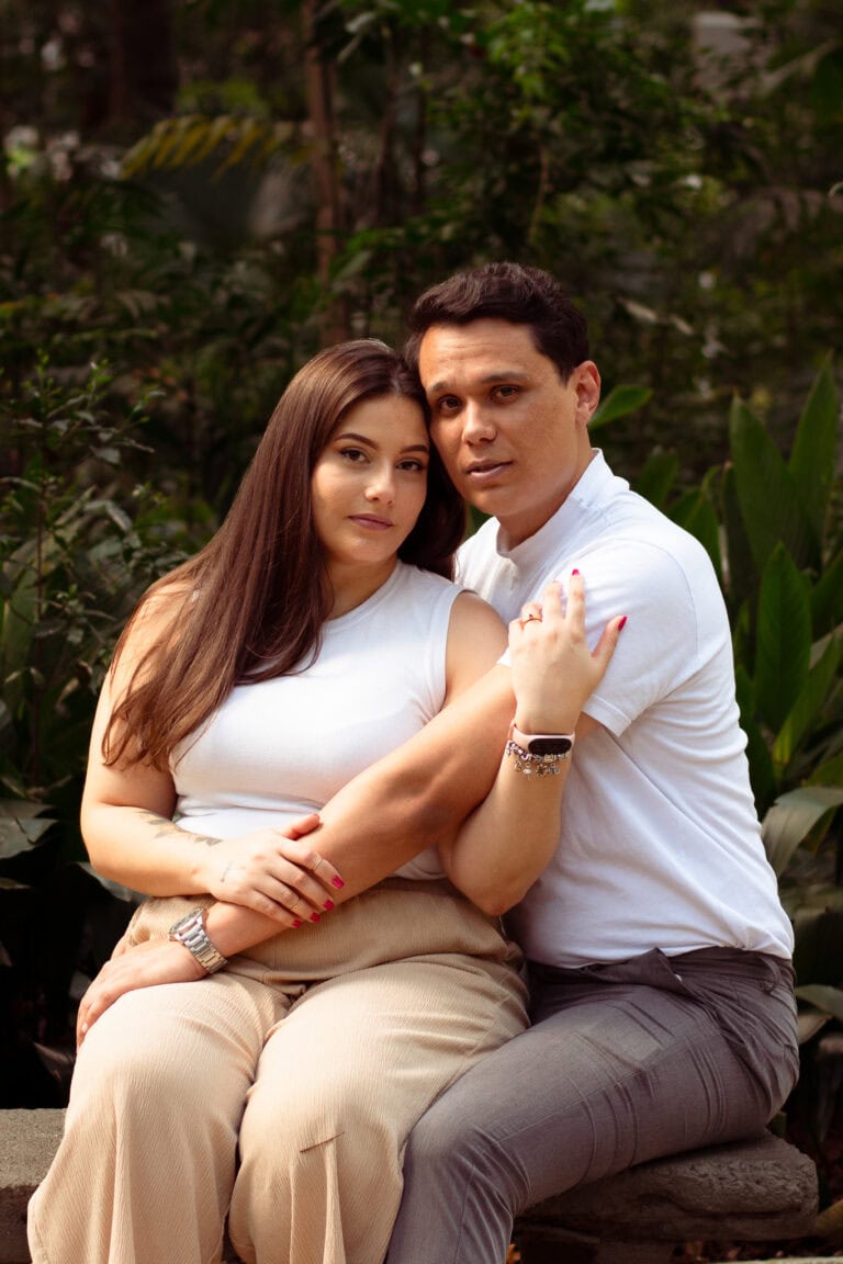 Foto de casal em parque de São Paulo, ensaio romântico ao ar livre.